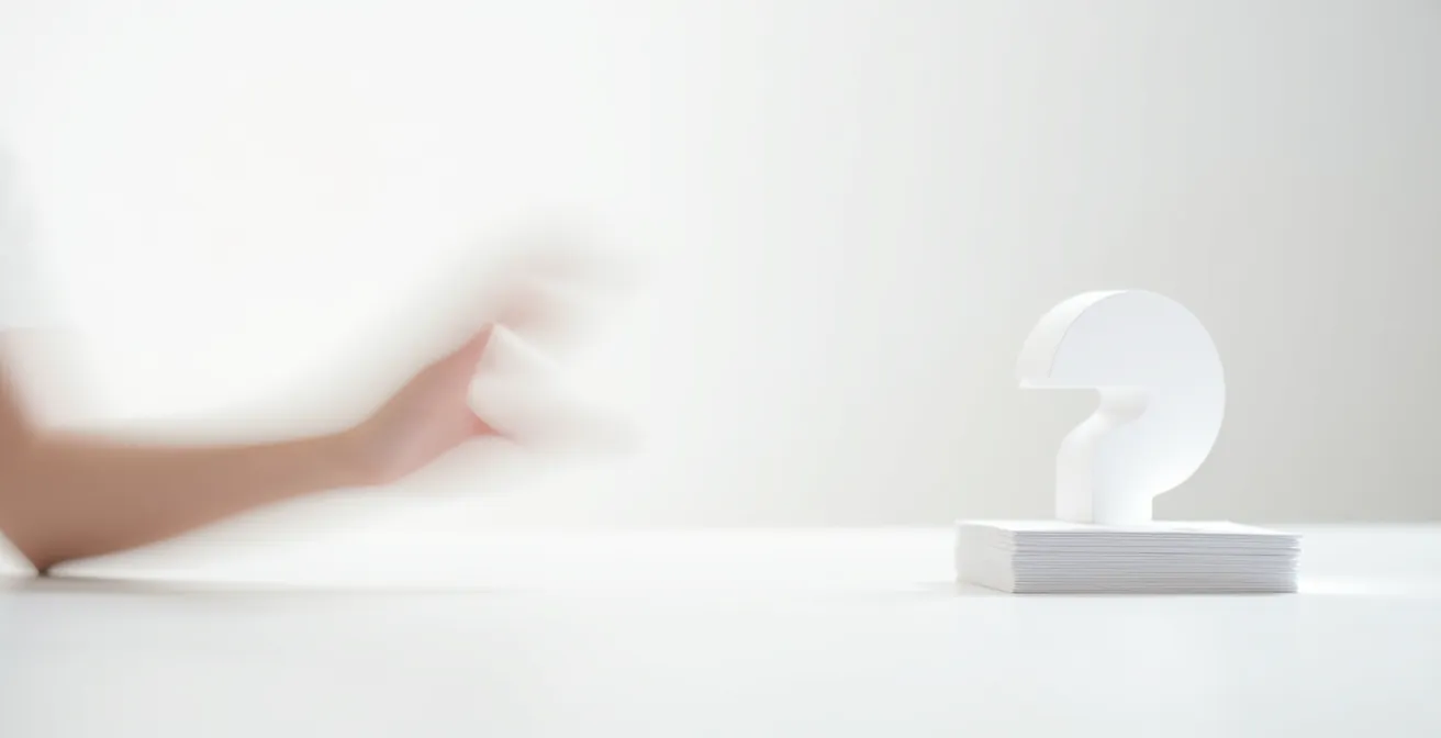 Split-screen montrant d'un côté une main en mouvement de swipe et de l'autre un questionnaire détaillé, symbolisant les deux approches algorithmiques